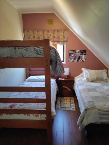 Hospedaje Austral في بويرتو مونت: غرفة نوم بسريرين بطابقين ودرج