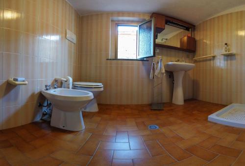 A bathroom at CASALE PANORAMICO Villa Vinombrosa