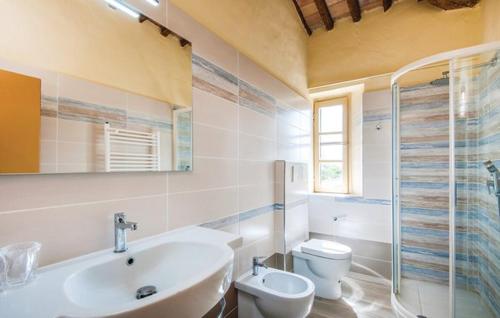 ein Bad mit einem Waschbecken, einem WC und einer Dusche in der Unterkunft Agriturismo Fattoria Il Piano - Appartamento Focolare - San Gimignano in Borgatello
