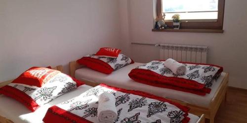 two twin beds in a room with a mirror at Pokoje na Wierchu in Biały Dunajec