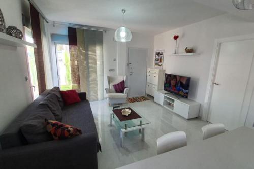 een woonkamer met een bank en een tafel bij Villa Luxury - Private Pool - Wifi - Solarium in Alicante