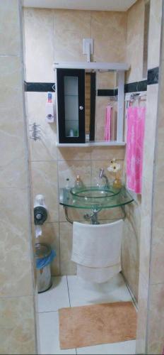 a bathroom with a sink and a toilet at Casa Inteira aconchegante com garagem Próximo ao Aeroporto in Lauro de Freitas