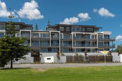 un edificio grande con muchas ventanas en Tahunanui Oceanview Apartment, en Nelson