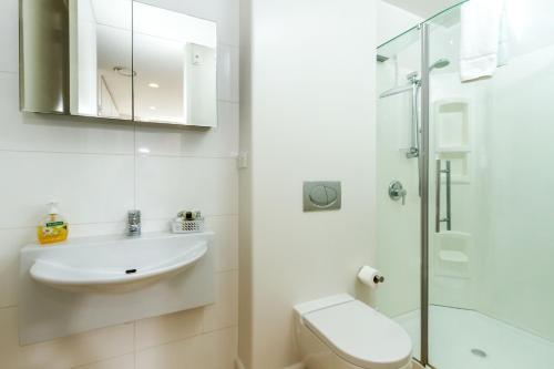 Phòng tắm tại Silver Sands - Beachside Apartment