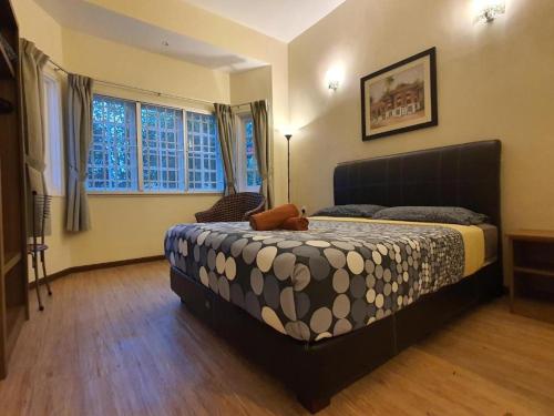 een slaapkamer met een bed met een teddybeer erop bij Gerard's Place Nature Haven Apartment in Tanah Rata