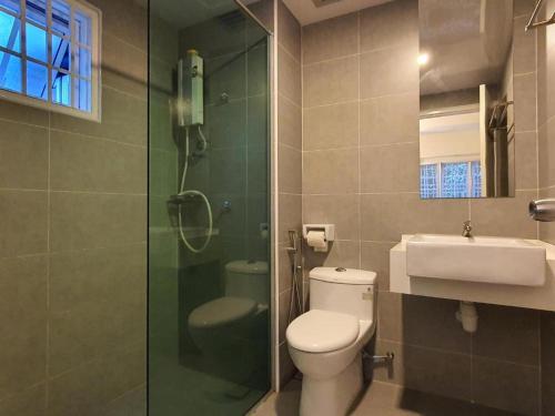 een badkamer met een toilet, een douche en een wastafel bij Gerard's Place Nature Haven Apartment in Tanah Rata