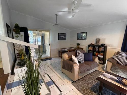 Gallery image of Pet Friendly Cottage in Torquay - Hervey Bay 430m or 5 min walk to dog friendly Shelly Beach in Torquay