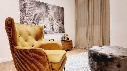 Uma área de estar em Newly Renovated Super-Chic Apartment