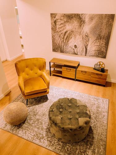 uma sala de estar com uma cadeira e uma mesa em Newly Renovated Super-Chic Apartment em Nicósia