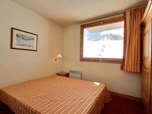 Cama ou camas em um quarto em Appartement La Plagne, 3 pièces, 7 personnes - FR-1-455-73