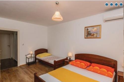1 dormitorio con 2 camas en una habitación en Villa Anđela, en Vinišće