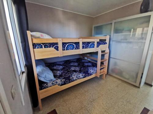 リョレート・デ・マルにあるRemoの二段ベッド2組付きの二段ベッド付きの部屋