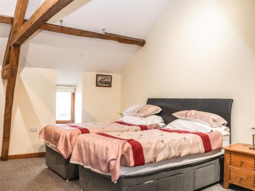 Postel nebo postele na pokoji v ubytování Maestyddyn Farm House