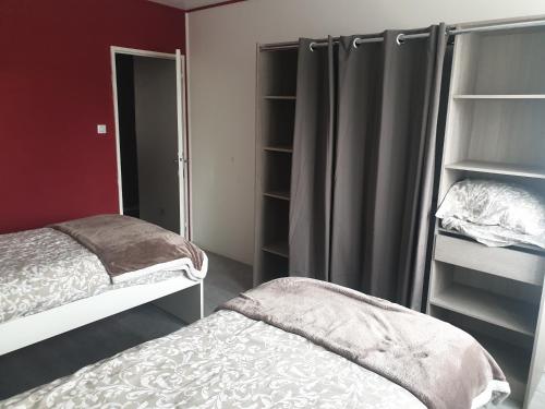 - une chambre avec 2 lits superposés et un placard dans l'établissement Mulhouse,Grand appart cosy&lumineux, 78m2 , pour 5 personnes, à Mulhouse