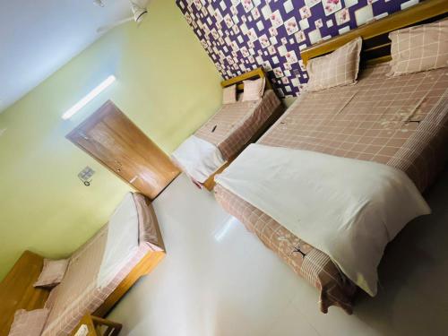 an overhead view of a bedroom with two beds at Hotel Garden City in Barpāra