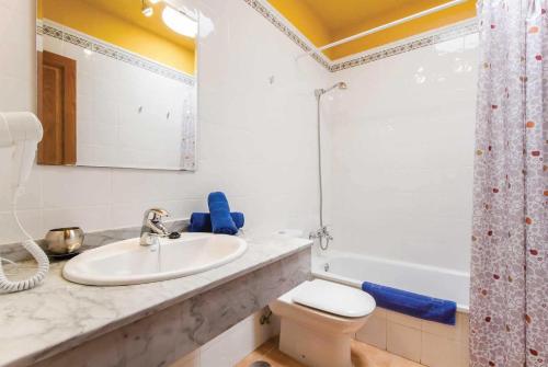 プラヤ・ブランカにあるVilla del Surのバスルーム(洗面台、トイレ、バスタブ付)