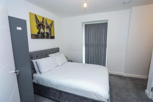 Postel nebo postele na pokoji v ubytování LOVELY 2 BED APARTMENT WITH PARKING