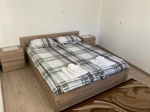 una camera da letto con un letto e due asciugamani di Private Room with lovely yard a Sandanski