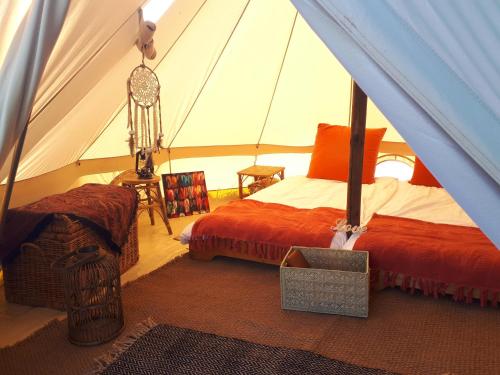 La Chapelle的住宿－s'YVOUX plaît，帐篷内带两张床的房间