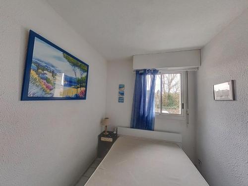 une petite pièce avec un lit et une fenêtre dans l'établissement Appartement Saint Georges De Didonne, à Saint-Georges-de-Didonne