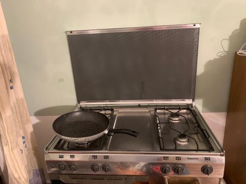 a pan sitting on top of a stove at BnB Convalis in Palermo