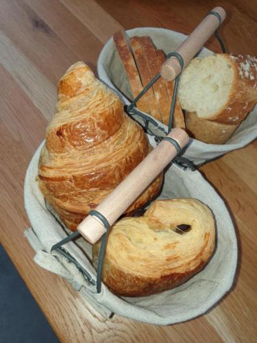 two baskets filled with different types of bread on a table at La Mara Élo in Sart-lez-Spa