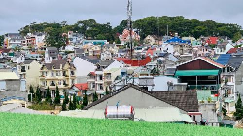 Ein allgemeiner Blick auf Đà Lạt oder ein Stadtblick von des Hotels aus