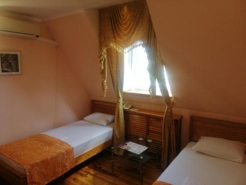 Tempat tidur dalam kamar di Gostiniy Dvor Non-Stop