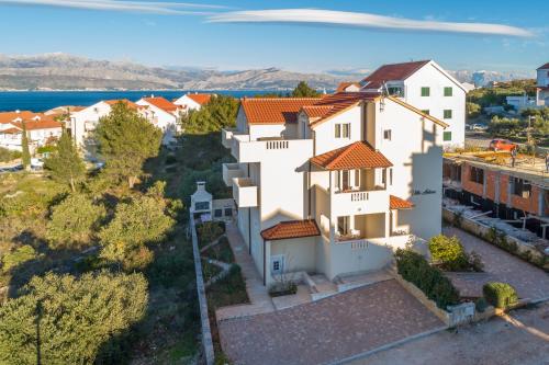 een luchtfoto van een wit huis met oranje daken bij Villa Ankora in Supetar