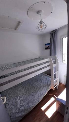 a bedroom with a bunk bed in a room at Appartement à deux pas de l ocean in Moliets-et-Maa