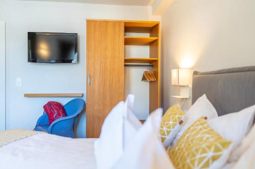 Postel nebo postele na pokoji v ubytování Gästehaus Schusser an der Therme, Frühstück inklusive, Doppelzimmer und Ferienwohnung