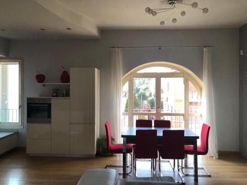 a kitchen and dining room with a table and chairs at Il Castello - Appartamento in zona residenziale in Modena