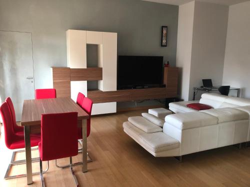 a living room with a table and a white couch at Il Castello - Appartamento in zona residenziale in Modena