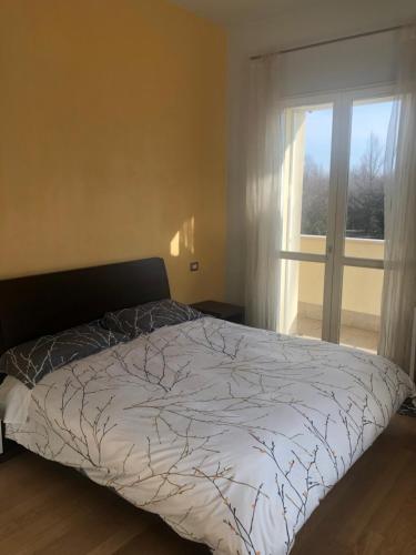 a bed in a bedroom with a window at Il Castello - Appartamento in zona residenziale in Modena