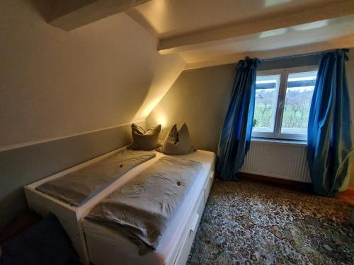 uma cama num quarto com uma janela em Alexandrowka Wohnen im UNESCO Weltkulturerbe Haus em Potsdam
