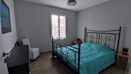 居讓梅斯特拉的住宿－Maison Bassin d'Arcachon，一间卧室设有一张黑色的床和一个窗户。