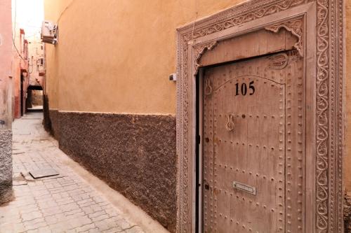 une porte métallique sur le côté du bâtiment dans l'établissement Riad-Shakho-Marrakech, à Marrakech
