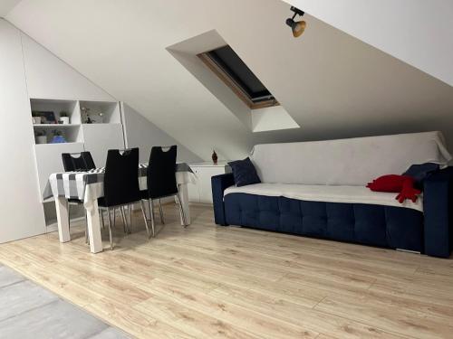 um quarto com uma cama, uma mesa e cadeiras em Klimatyzowany Apartament Paris em Kielce