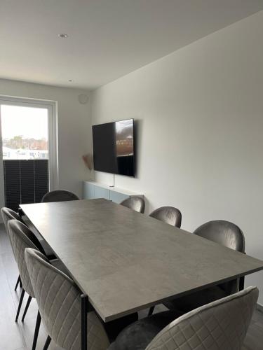 a conference room with a table and chairs at Hytte på Sørlandet - Søgne in Søgne
