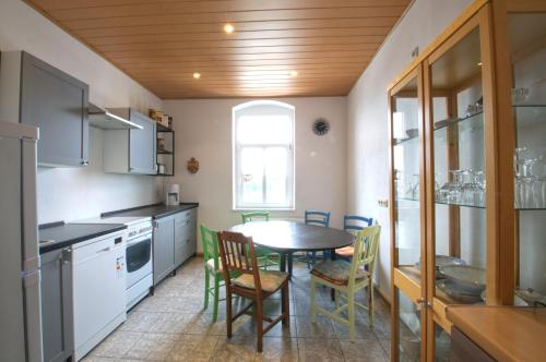a kitchen with a table and chairs in a room at Ferienwohnung am Busbahnhof in Annaberg-Buchholz