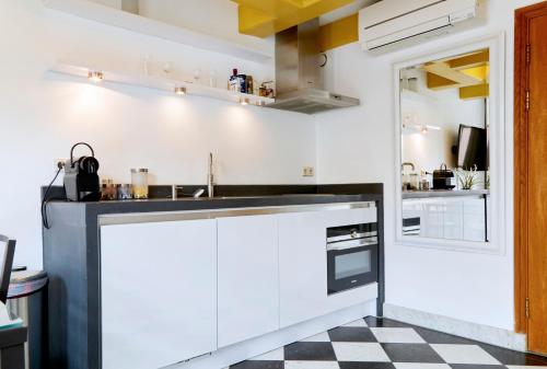Nhà bếp/bếp nhỏ tại Modern Canal House Loft - City Center