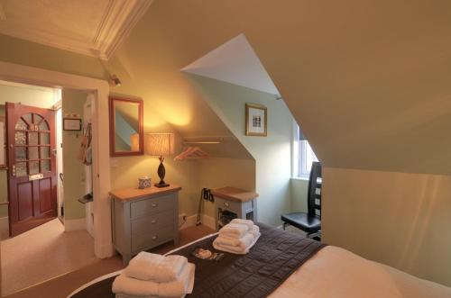 Un pat sau paturi într-o cameră la King Street Apartment