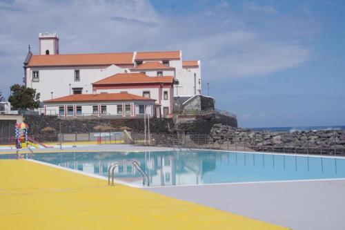 uma grande piscina em frente a um edifício em Scenic Comfort D em Ponta Delgada