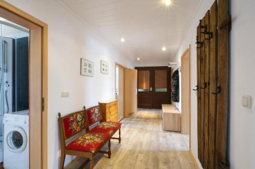 a hallway with a washer and dryer in a house at EF29-Zimmer am Busbahnhof in Annaberg-Buchholz
