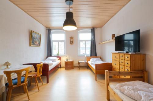 a living room with a couch and a dining room at EF29-Zimmer am Busbahnhof in Annaberg-Buchholz