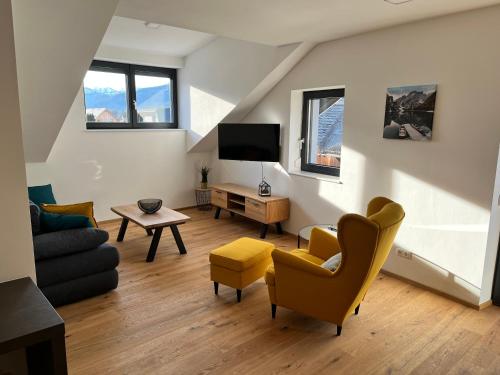 TV a/nebo společenská místnost v ubytování Neues Traunsee Apartment Altmünster