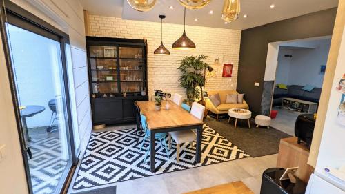 uma sala de estar com uma mesa e um sofá em Chambres privées proche DISNEY Parcs em Chanteloup En Brie
