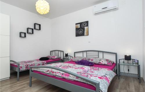 Voodi või voodid majutusasutuse Pet Friendly Apartment In Jesenice With Kitchenette toas