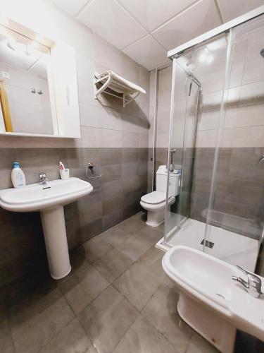 a bathroom with a sink and a shower and a toilet at Apartamento La Muralla in Baena