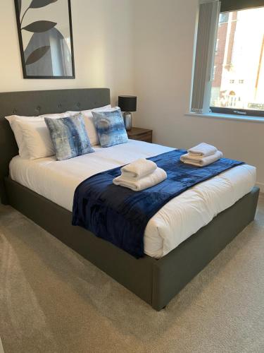 1 dormitorio con 1 cama grande y toallas. en Icona en York